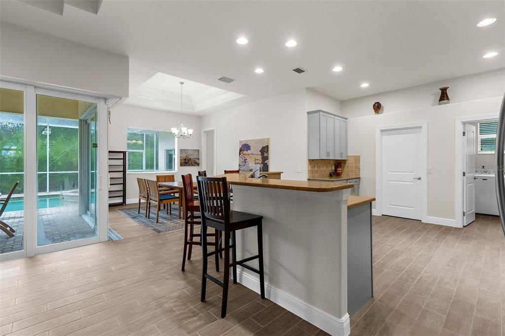 Activo con contrato: $425,000 (3 camas, 2 baños, 2058 Pies cuadrados)