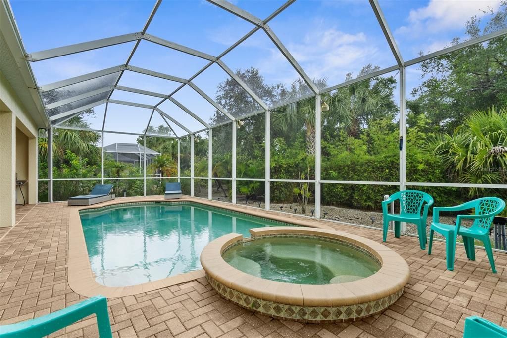 Activo con contrato: $425,000 (3 camas, 2 baños, 2058 Pies cuadrados)