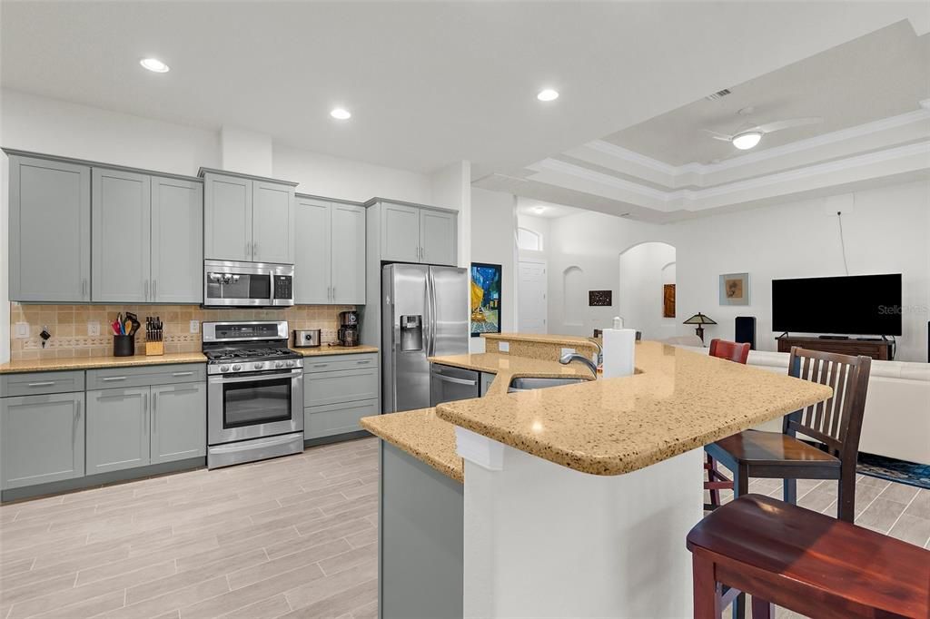 Activo con contrato: $425,000 (3 camas, 2 baños, 2058 Pies cuadrados)