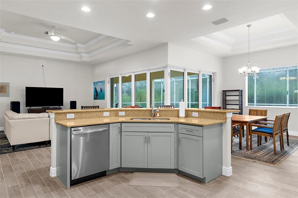 Activo con contrato: $425,000 (3 camas, 2 baños, 2058 Pies cuadrados)