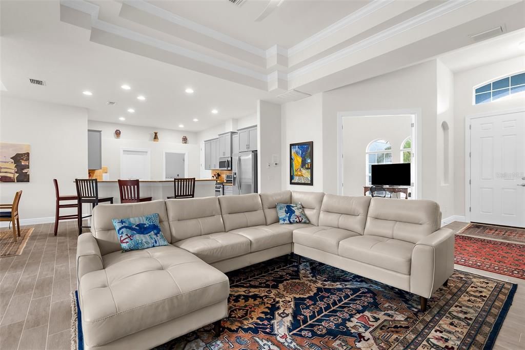 Activo con contrato: $425,000 (3 camas, 2 baños, 2058 Pies cuadrados)