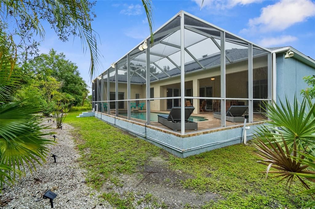 Activo con contrato: $425,000 (3 camas, 2 baños, 2058 Pies cuadrados)