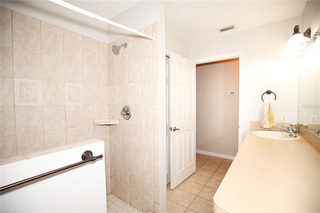 合同活跃: $285,000 (2 贝兹, 2 浴室, 1664 平方英尺)