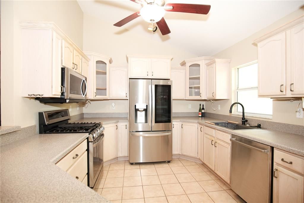 合同活跃: $285,000 (2 贝兹, 2 浴室, 1664 平方英尺)