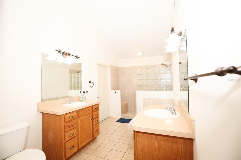 合同活跃: $285,000 (2 贝兹, 2 浴室, 1664 平方英尺)