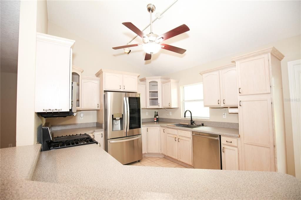 合同活跃: $285,000 (2 贝兹, 2 浴室, 1664 平方英尺)