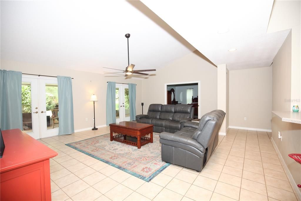 合同活跃: $285,000 (2 贝兹, 2 浴室, 1664 平方英尺)