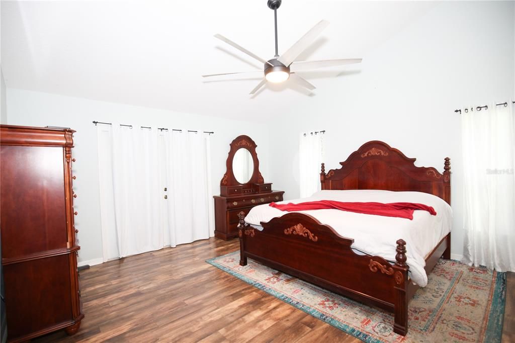 合同活跃: $285,000 (2 贝兹, 2 浴室, 1664 平方英尺)