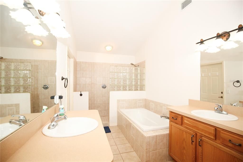 合同活跃: $285,000 (2 贝兹, 2 浴室, 1664 平方英尺)