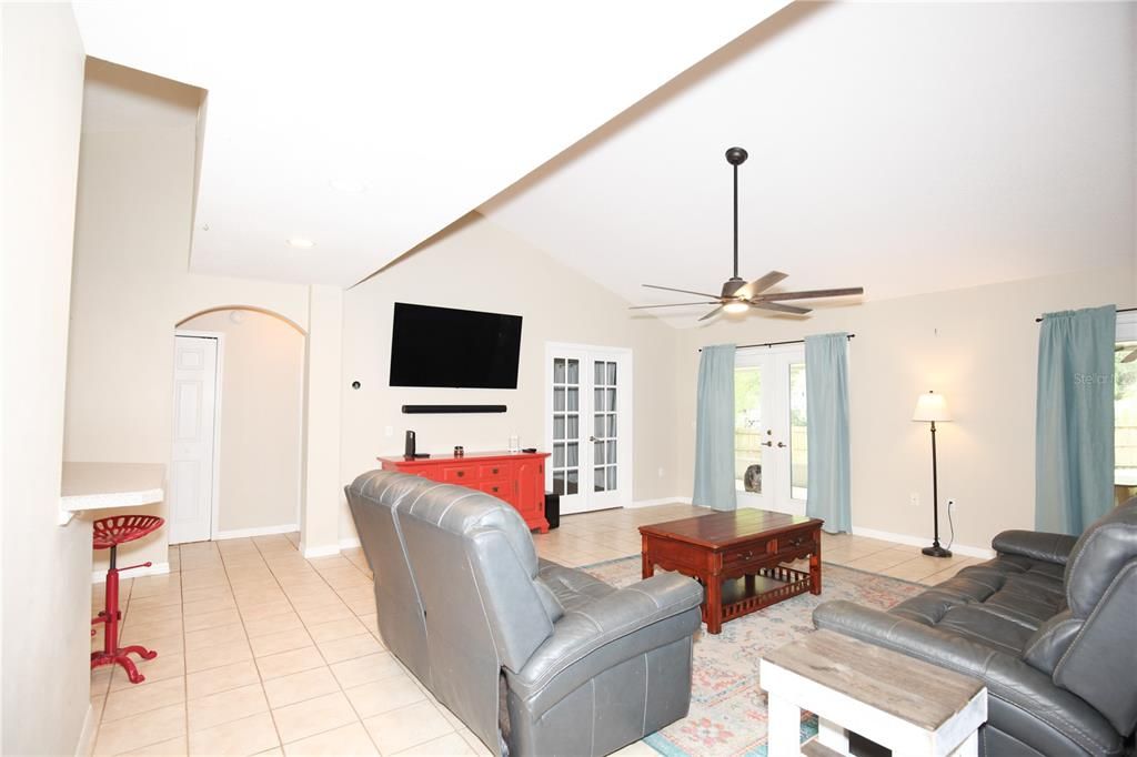 合同活跃: $285,000 (2 贝兹, 2 浴室, 1664 平方英尺)