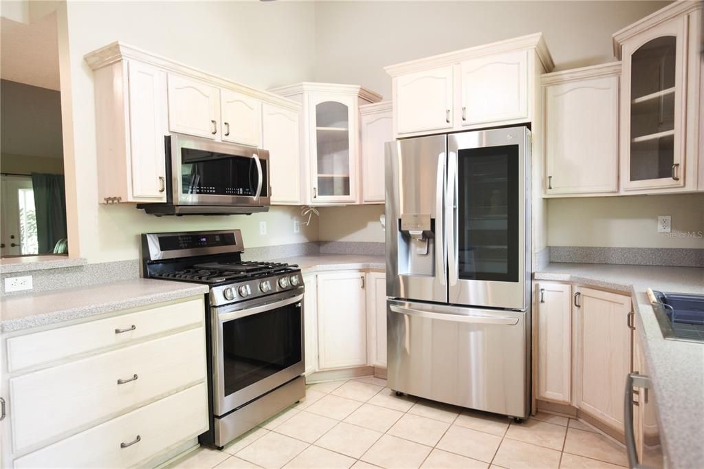 合同活跃: $285,000 (2 贝兹, 2 浴室, 1664 平方英尺)