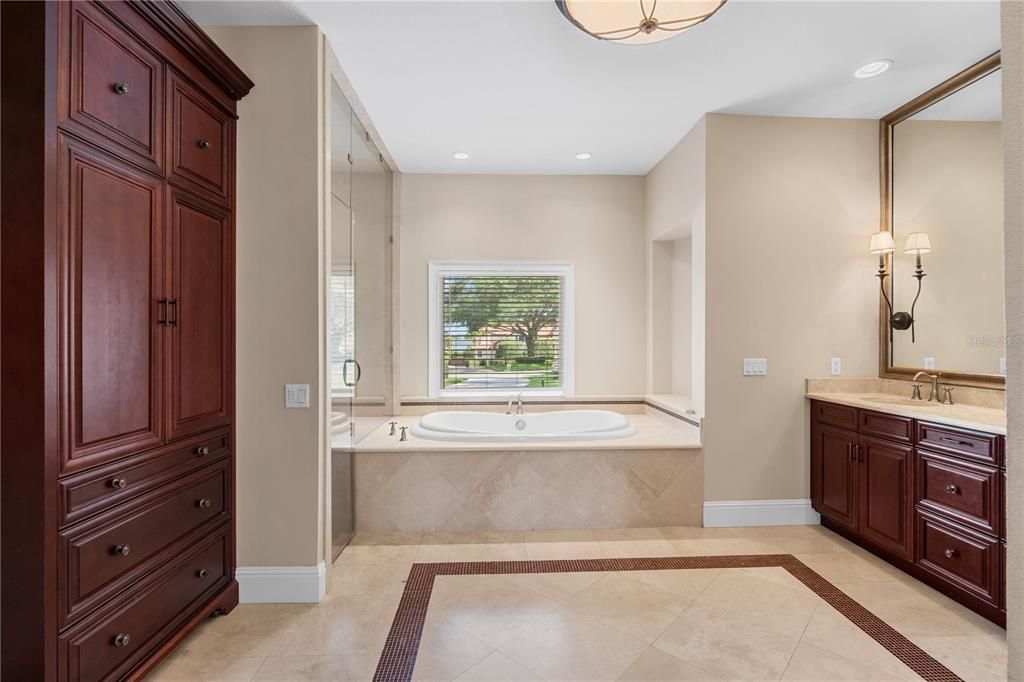 Под контрактом: $1,350,000 (4 спален, 3 ванн, 3888 Квадратных фут)