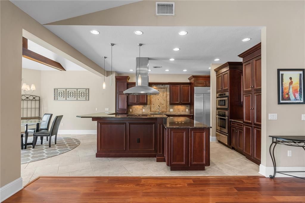 Под контрактом: $1,350,000 (4 спален, 3 ванн, 3888 Квадратных фут)