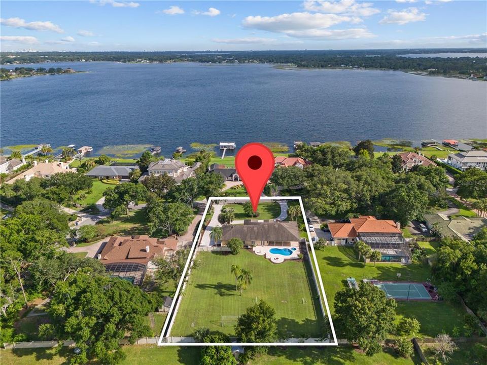 Под контрактом: $1,350,000 (4 спален, 3 ванн, 3888 Квадратных фут)