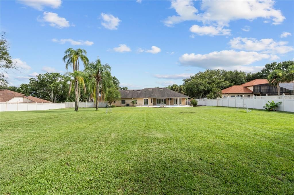 Под контрактом: $1,350,000 (4 спален, 3 ванн, 3888 Квадратных фут)