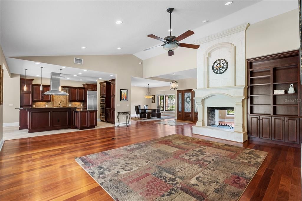 Под контрактом: $1,350,000 (4 спален, 3 ванн, 3888 Квадратных фут)