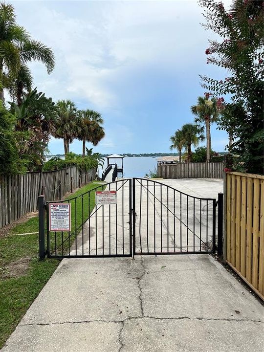 Под контрактом: $1,350,000 (4 спален, 3 ванн, 3888 Квадратных фут)