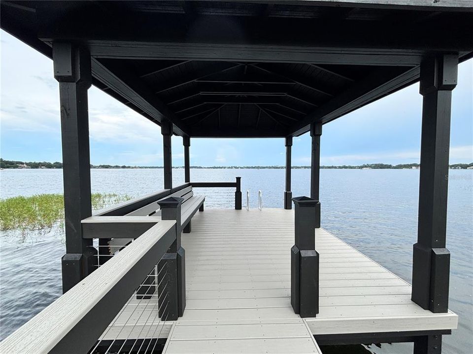 Под контрактом: $1,350,000 (4 спален, 3 ванн, 3888 Квадратных фут)