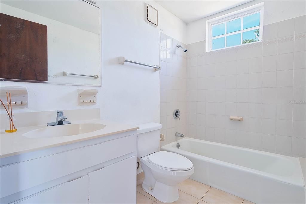 Active With Contract: $355,000 (2 beds, 2 baths, 1700 Square Feet)