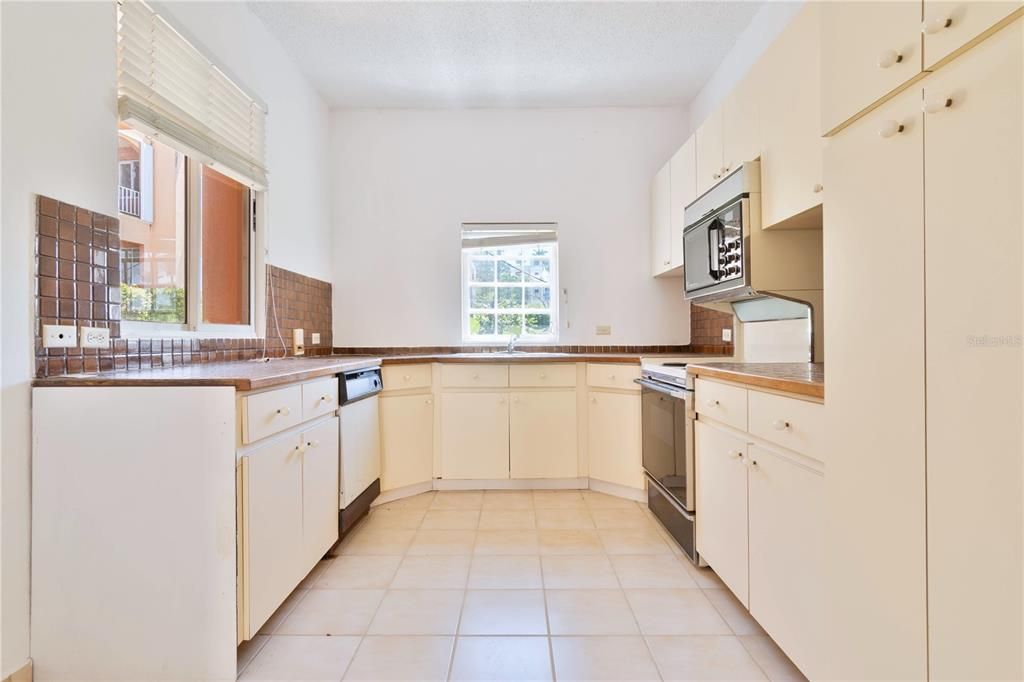 Active With Contract: $355,000 (2 beds, 2 baths, 1700 Square Feet)