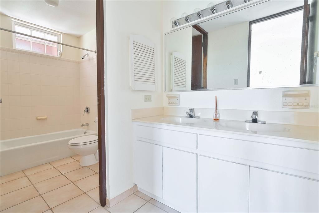 Active With Contract: $355,000 (2 beds, 2 baths, 1700 Square Feet)