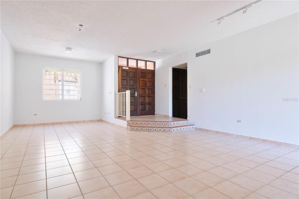 Active With Contract: $355,000 (2 beds, 2 baths, 1700 Square Feet)