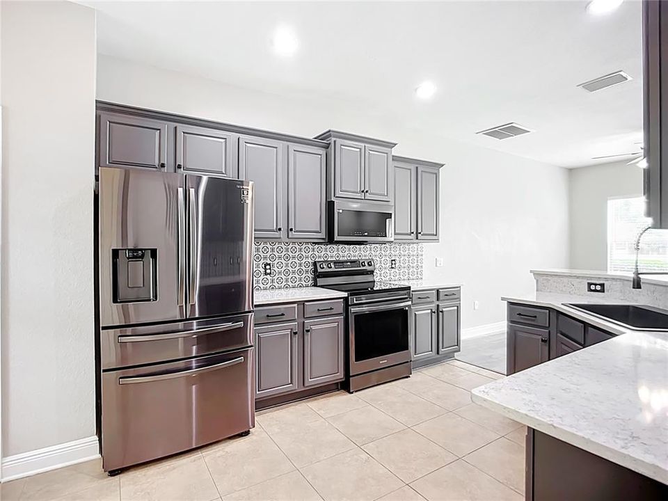 For Sale: $447,000 (6 beds, 3 baths, 2752 Square Feet)