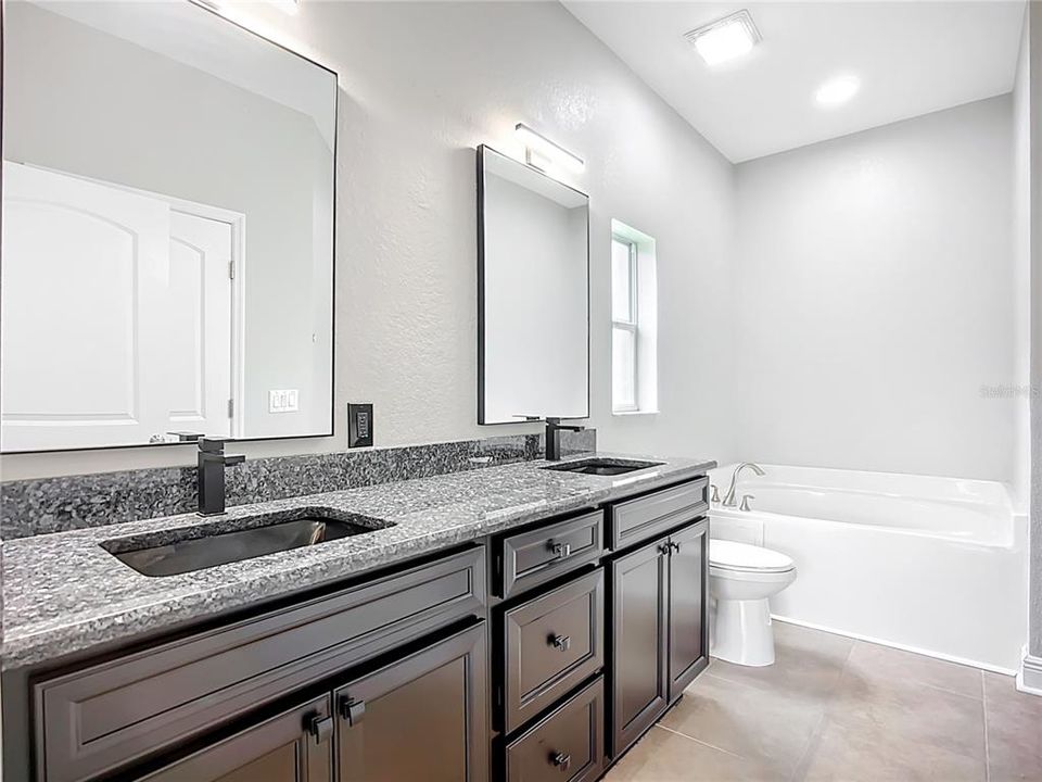 For Sale: $447,000 (6 beds, 3 baths, 2752 Square Feet)
