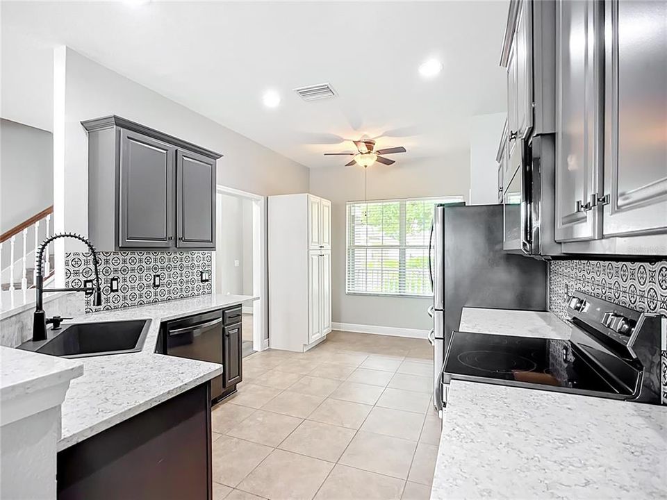 For Sale: $447,000 (6 beds, 3 baths, 2752 Square Feet)