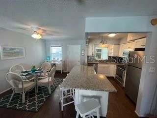 Под контрактом: $389,000 (2 спален, 1 ванн, 794 Квадратных фут)