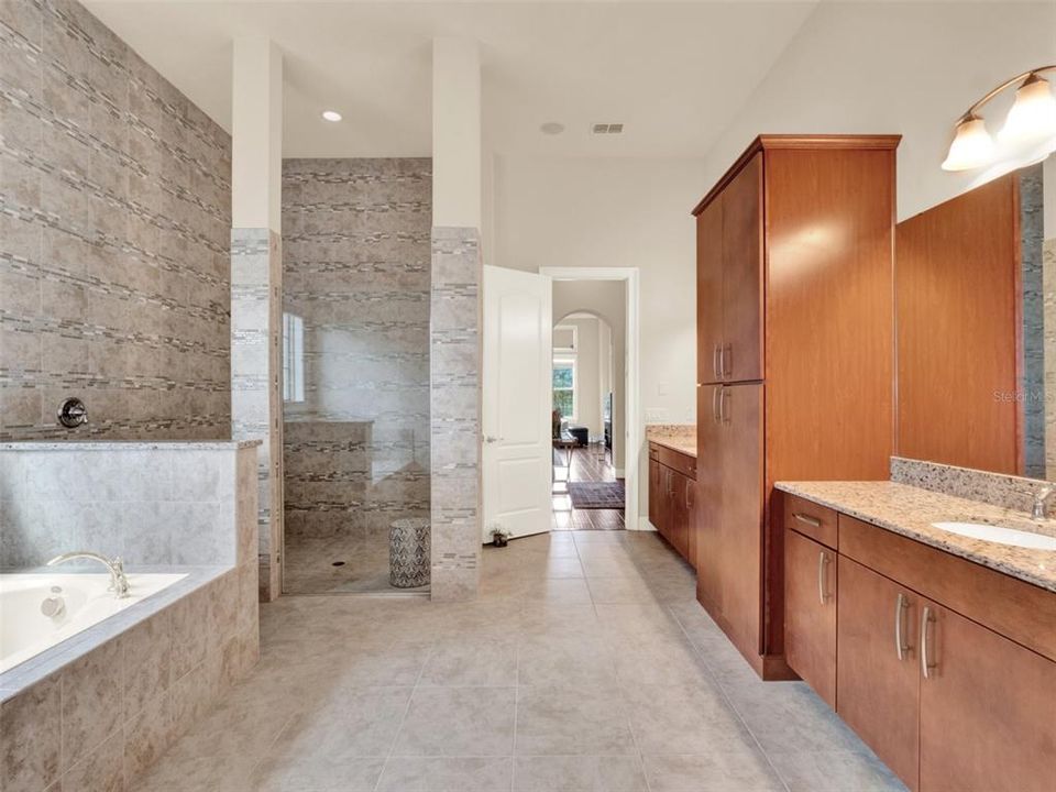 For Sale: $2,000,000 (5 beds, 5 baths, 5118 Square Feet)