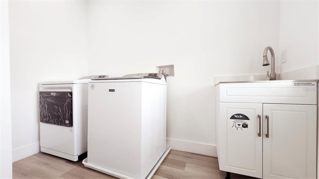 For Sale: $1,150,000 (4 beds, 3 baths, 2900 Square Feet)