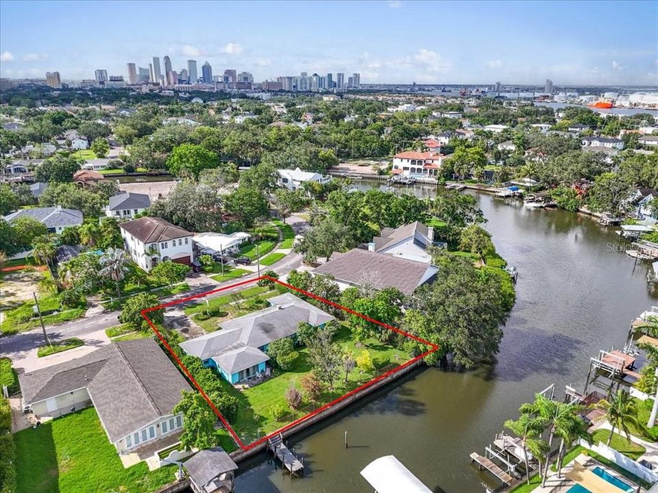 En Venta: $2,200,000 (0.32 acres)