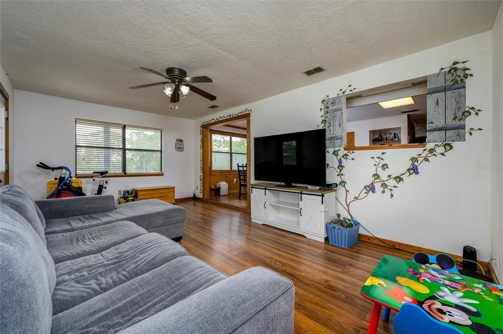 На продажу: $418,000 (3 спален, 2 ванн, 2384 Квадратных фут)