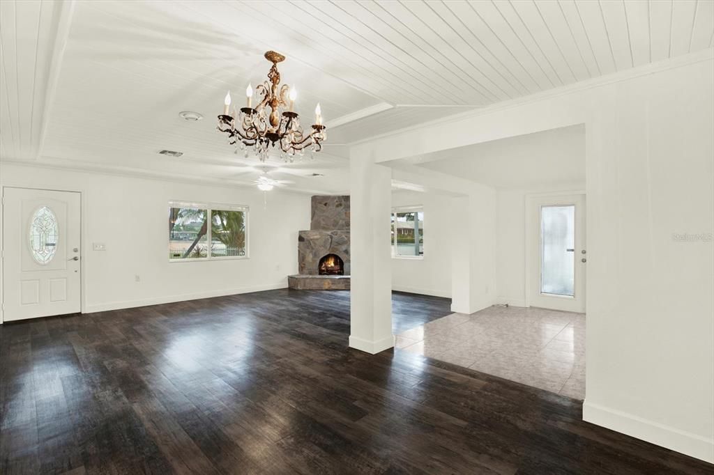 En Venta: $699,000 (2 camas, 2 baños, 1940 Pies cuadrados)