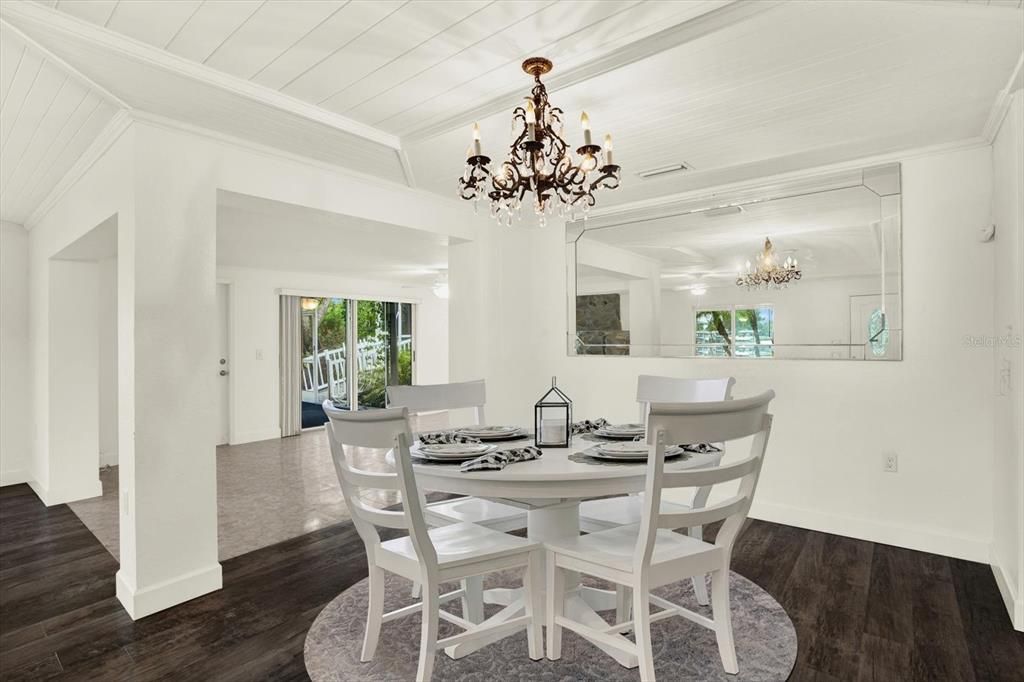 En Venta: $699,000 (2 camas, 2 baños, 1940 Pies cuadrados)