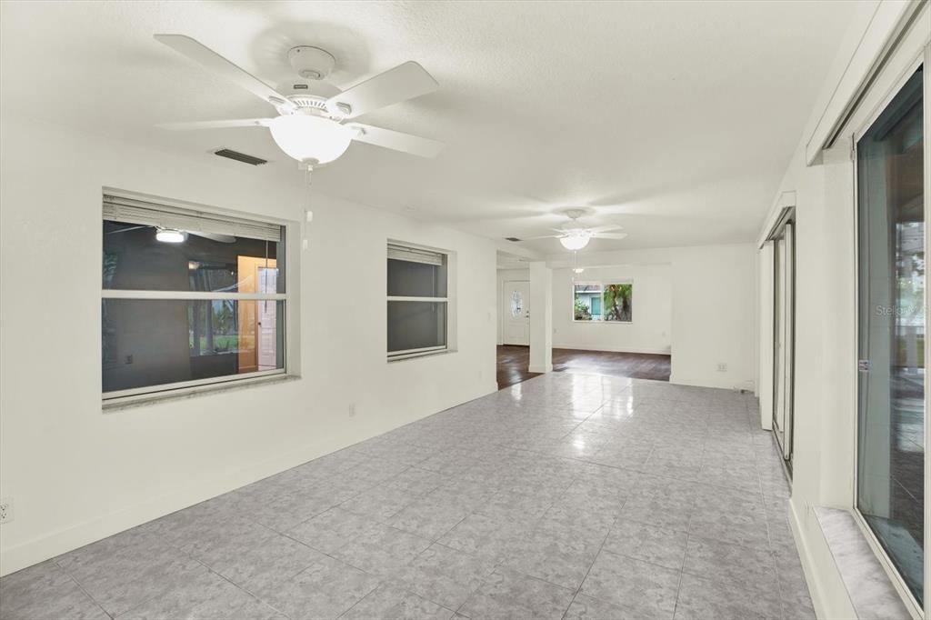 En Venta: $699,000 (2 camas, 2 baños, 1940 Pies cuadrados)