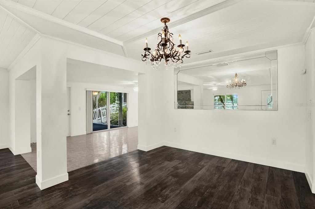 En Venta: $699,000 (2 camas, 2 baños, 1940 Pies cuadrados)