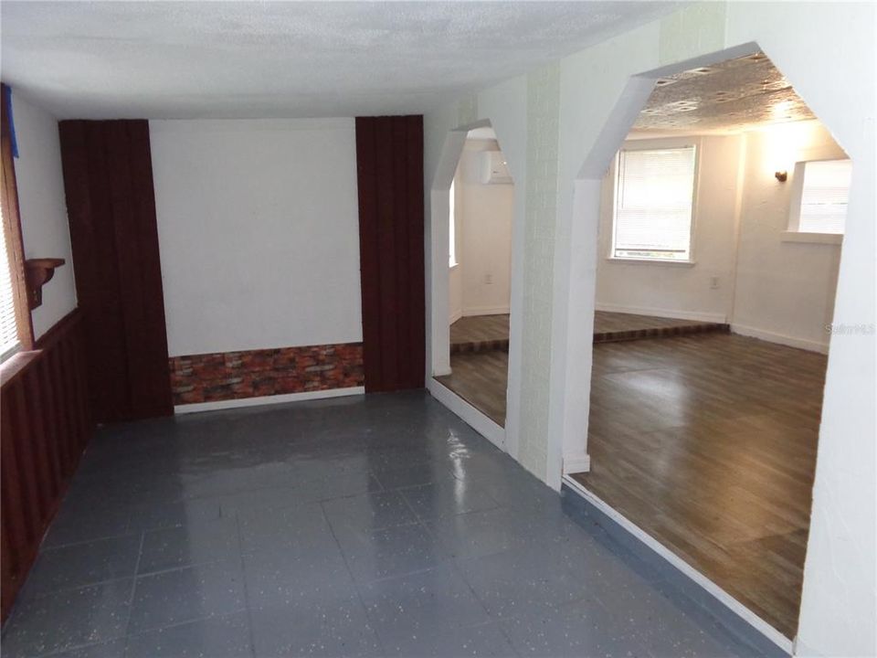 待售: $152,700 (2 贝兹, 1 浴室, 963 平方英尺)