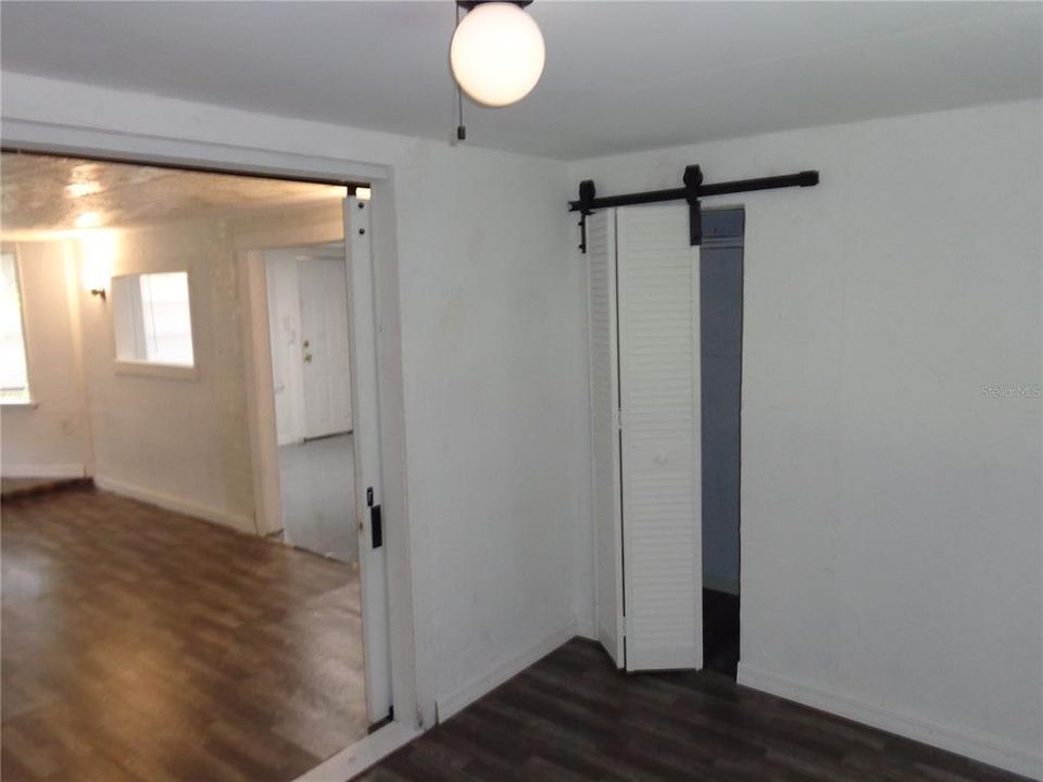 待售: $152,700 (2 贝兹, 1 浴室, 963 平方英尺)