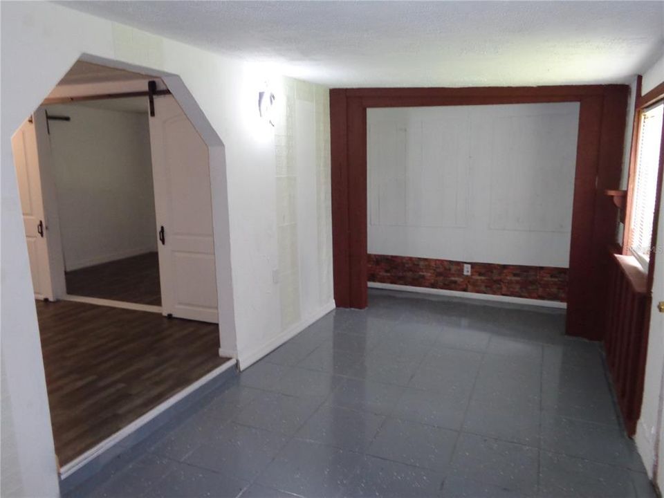 待售: $152,700 (2 贝兹, 1 浴室, 963 平方英尺)