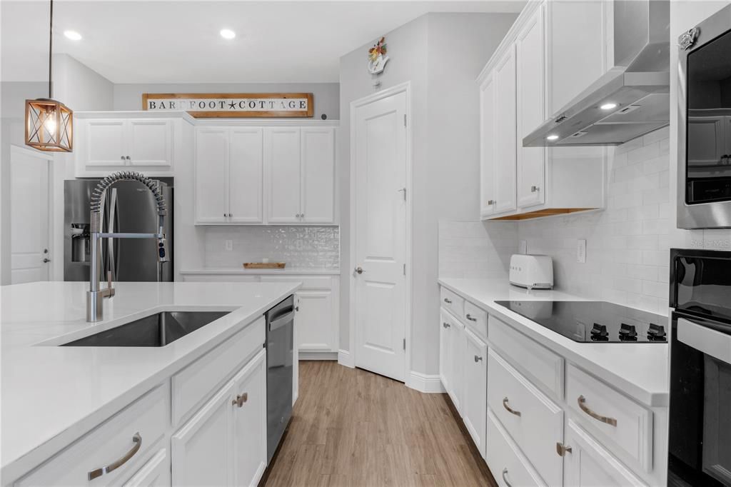 Под контрактом: $599,000 (5 спален, 3 ванн, 2995 Квадратных фут)