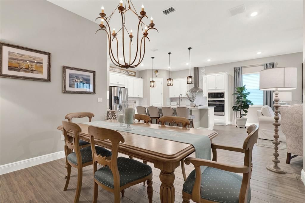 Под контрактом: $599,000 (5 спален, 3 ванн, 2995 Квадратных фут)