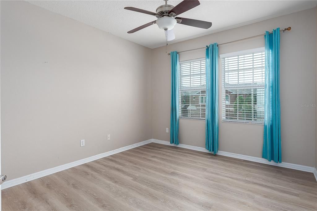 На продажу: $269,000 (3 спален, 2 ванн, 1585 Квадратных фут)