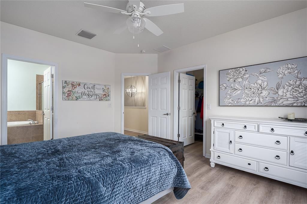 На продажу: $269,000 (3 спален, 2 ванн, 1585 Квадратных фут)