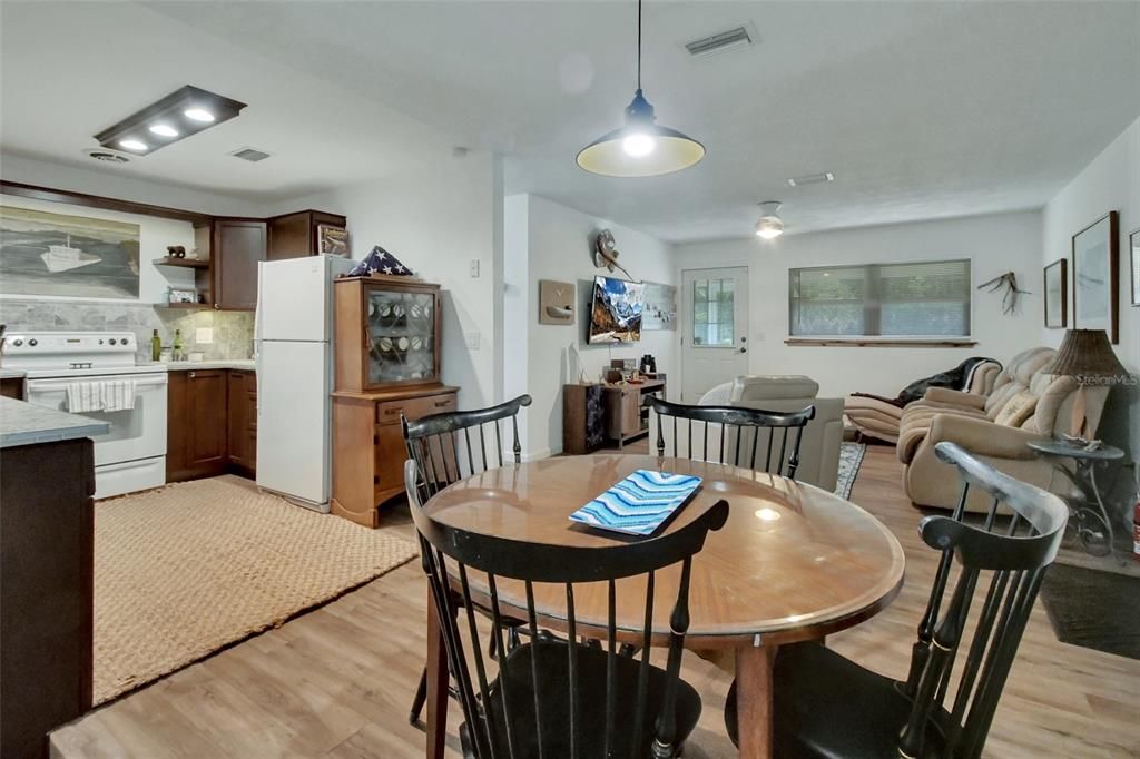 En Venta: $449,000 (3 camas, 2 baños, 1040 Pies cuadrados)