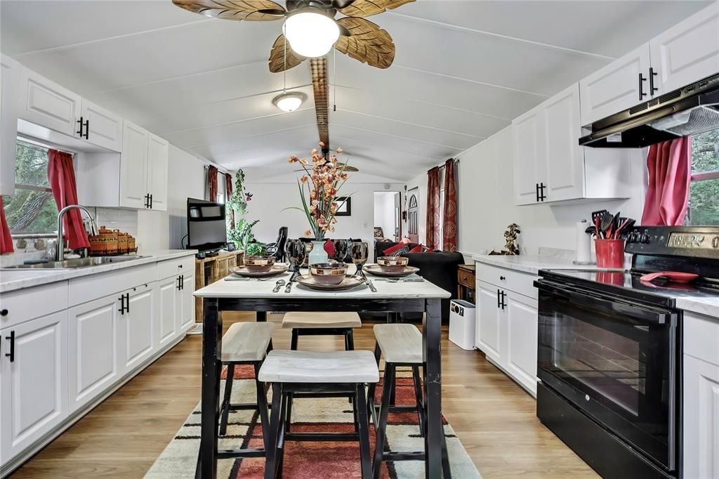 На продажу: $160,000 (2 спален, 2 ванн, 1134 Квадратных фут)