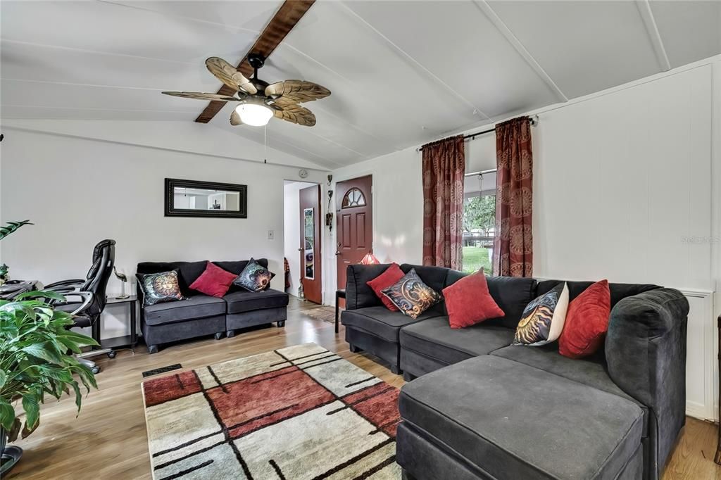 На продажу: $160,000 (2 спален, 2 ванн, 1134 Квадратных фут)