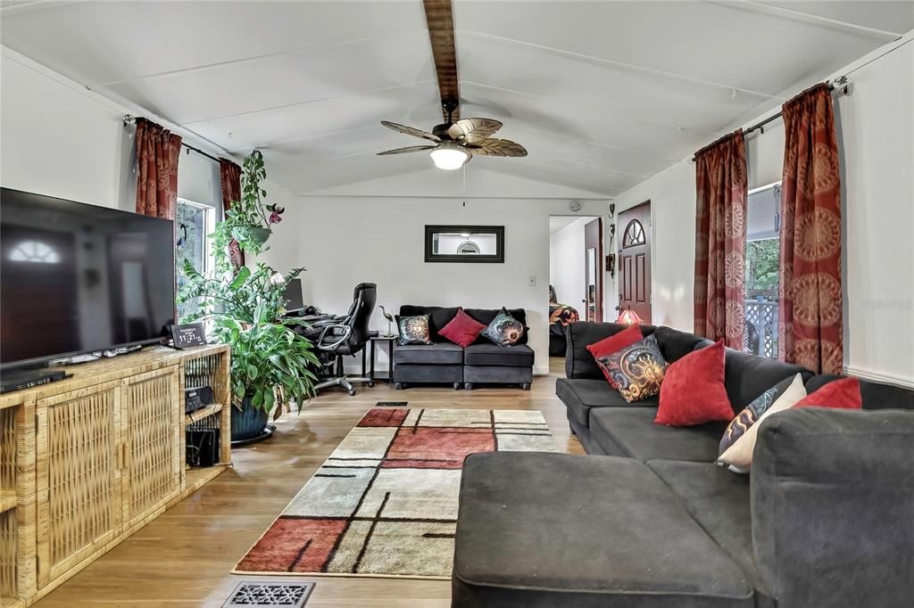 На продажу: $160,000 (2 спален, 2 ванн, 1134 Квадратных фут)