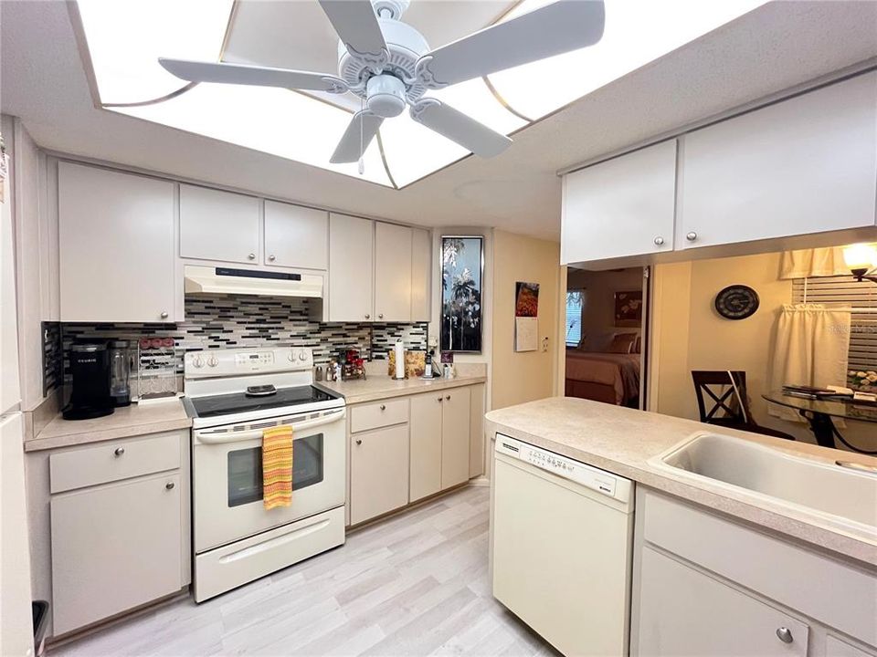 На продажу: $179,999 (2 спален, 2 ванн, 1318 Квадратных фут)